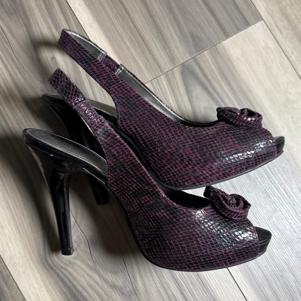 Kelly & Katie Purple Snakeskin Slingback Peep Toe Rosette Pumps Heels 8.5